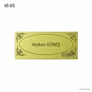 Kİ-05 Desen ve Yazılar Siyah, Zemin Altın Sarısı Alüminyum, 15x6cm. Kapı İsimliği